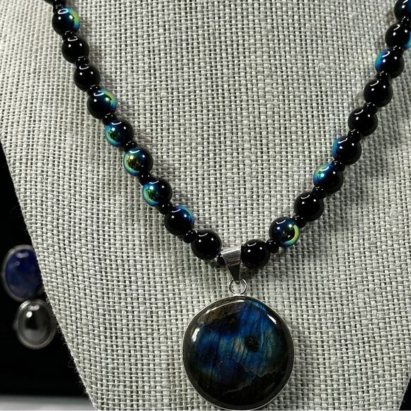 Blue flash labradorite round, beaded with glass, iridescent beads silver plated - Picture 4 of 9